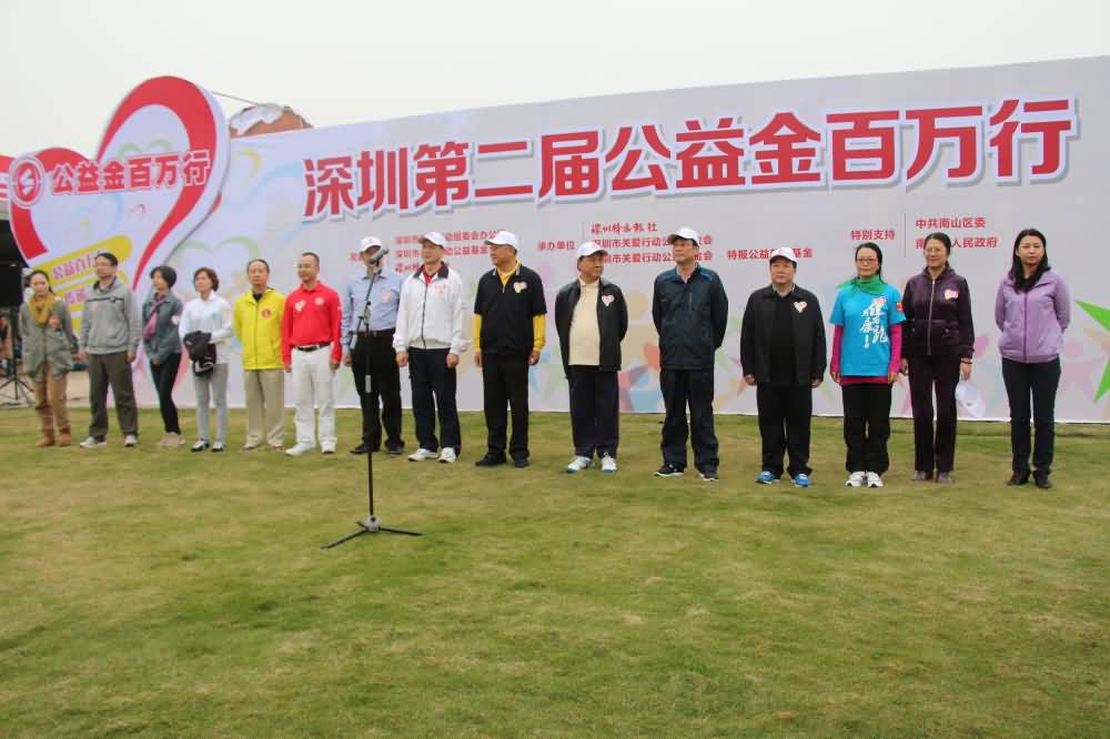 俱乐部常务副主席徐航(左五)与理事王岚(右三)等同心成员出席活动